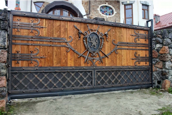 Деревянные распашные ворота с калиткой - цены на установку в Москве - Заборкин