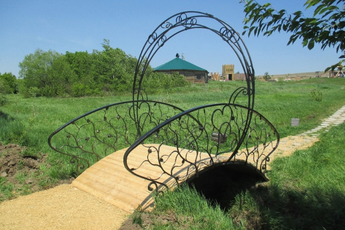 Декоративные мостики для сада из металла фото